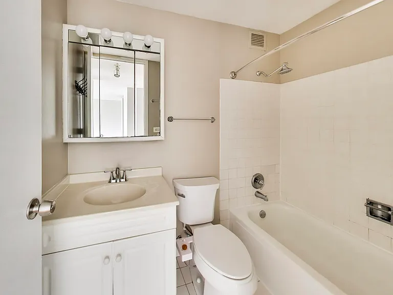 444 W Fullerton Pkwy #1010 — Photo 16
