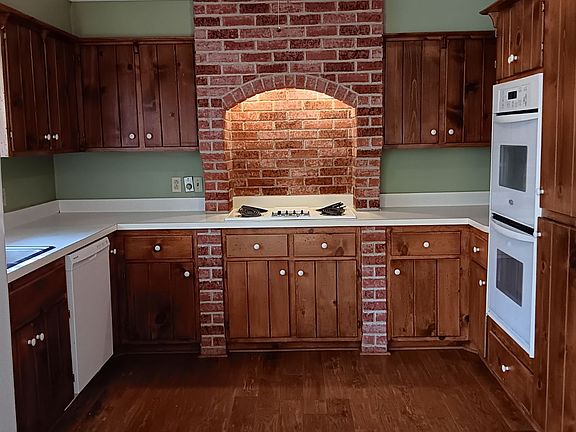 Upstairs kitchen, built-in double ovens new dishwasher.
