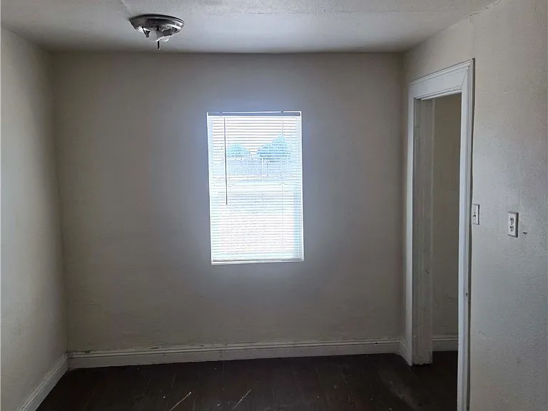 413 W Van Buren Ave #9 — Photo 6