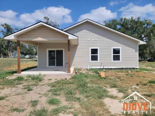 907 S Walnut St, Deerfield, KS 67838