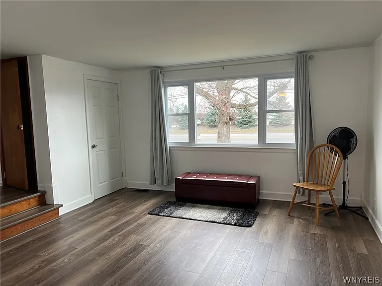 512 Cayuga Rd — Photo 8