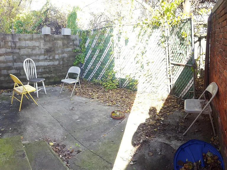 1613 Fontain St — Photo 22