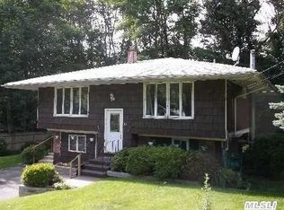 27 Bobcat Ln, East Setauket, NY 11733
