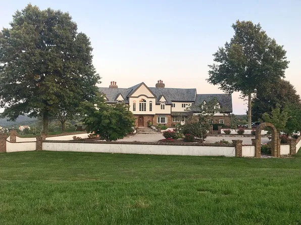 24 Hundred Acres Rd, Newtown, CT 06470