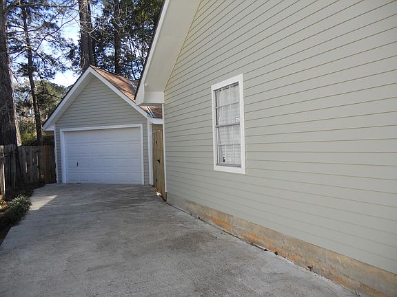 3rd image of 303 Goldenwood St