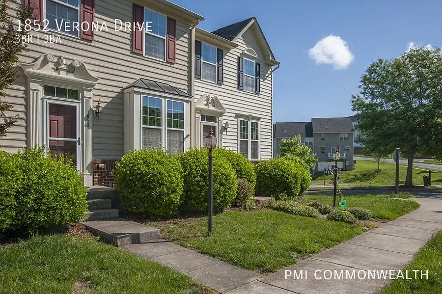3 Bed / 3 Bath Townhouse (9/15/26) — Photo 3