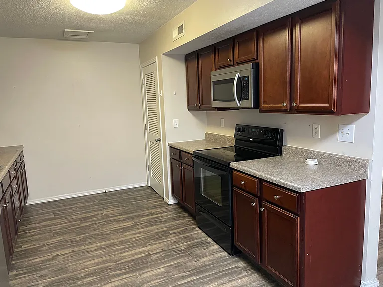 504 N Beadle Dr #C — Photo 4