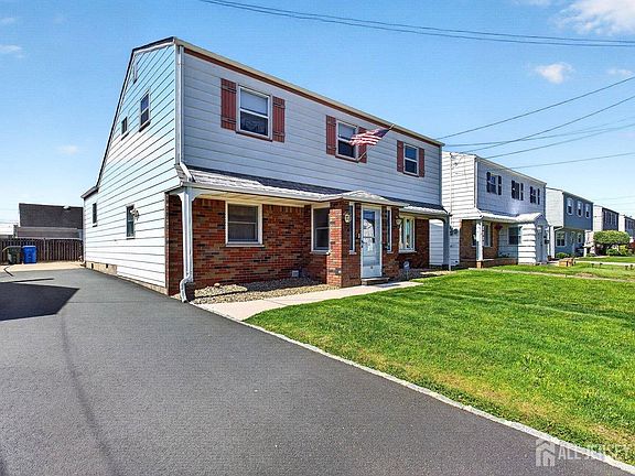 2nd image of 140 Camelot Dr