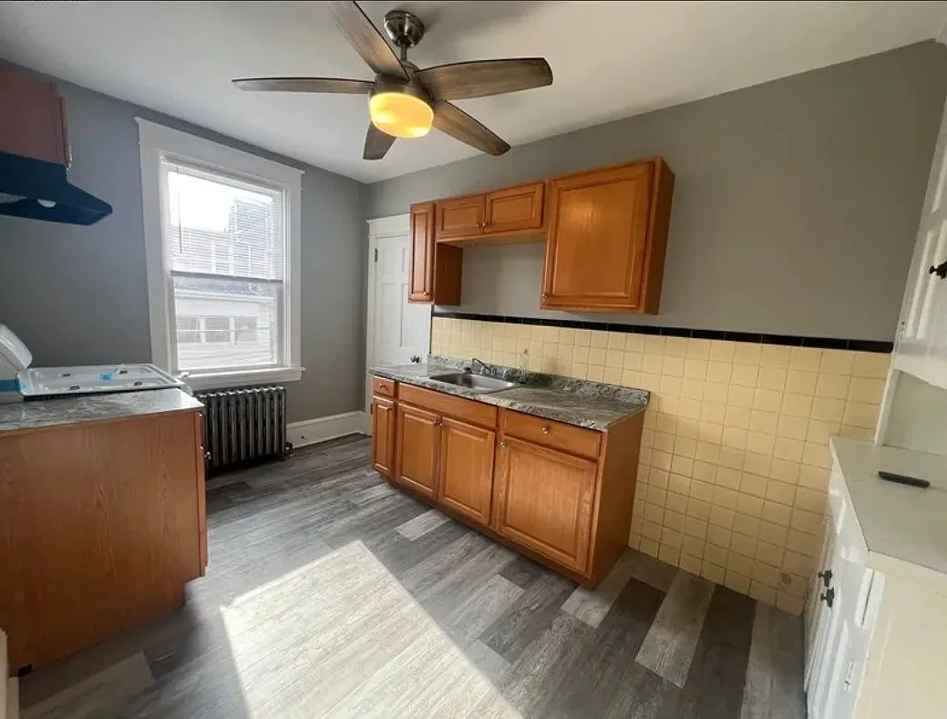 2 bed, 1.0 bath, 650 sqft, $1,165 — Photo 2