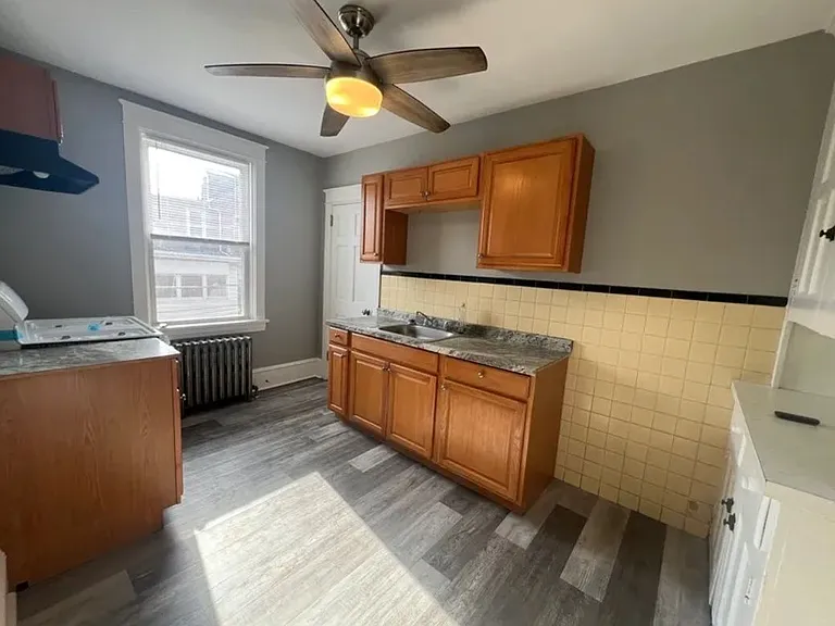 129 Laurel St #3 — Photo 2