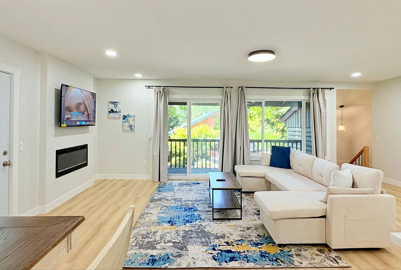 3 bed, 2.5 bath, 1824 sqft, $4,200 — Photo 2
