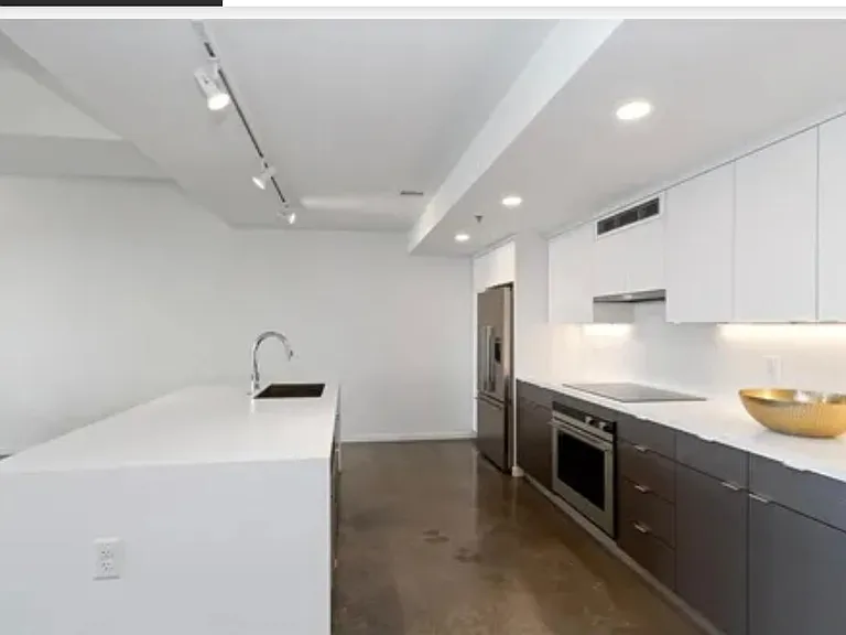 404 E College St #902 — Photo 8