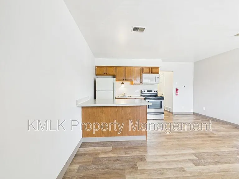 685 Sherman St — Photo 9