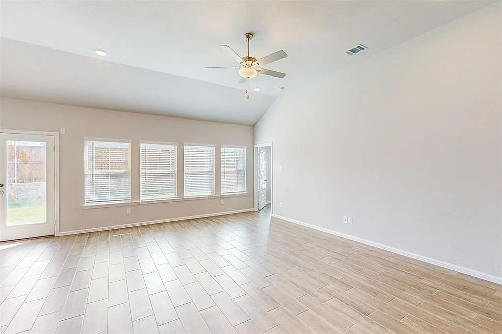 4 bed, 2461 sqft, $2,590 — Photo 3