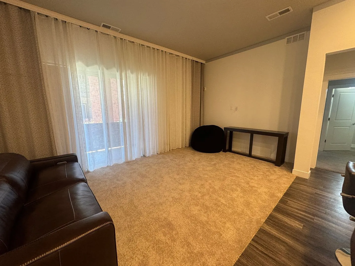 Contemporary 2 Bedroom Condo in the Heart of Aurora — Photo 3