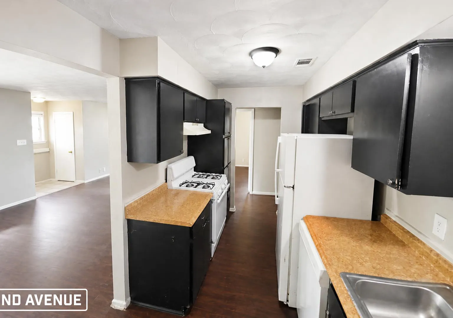 4 bed, 2.0 bath, 1330 sqft, $2,369 — Photo 3