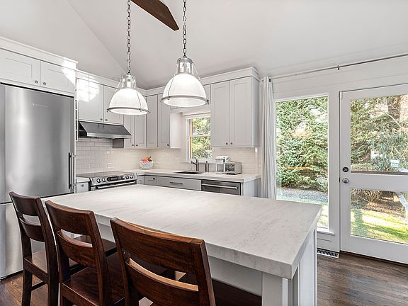 5th image of 11 Cedarberry Ln