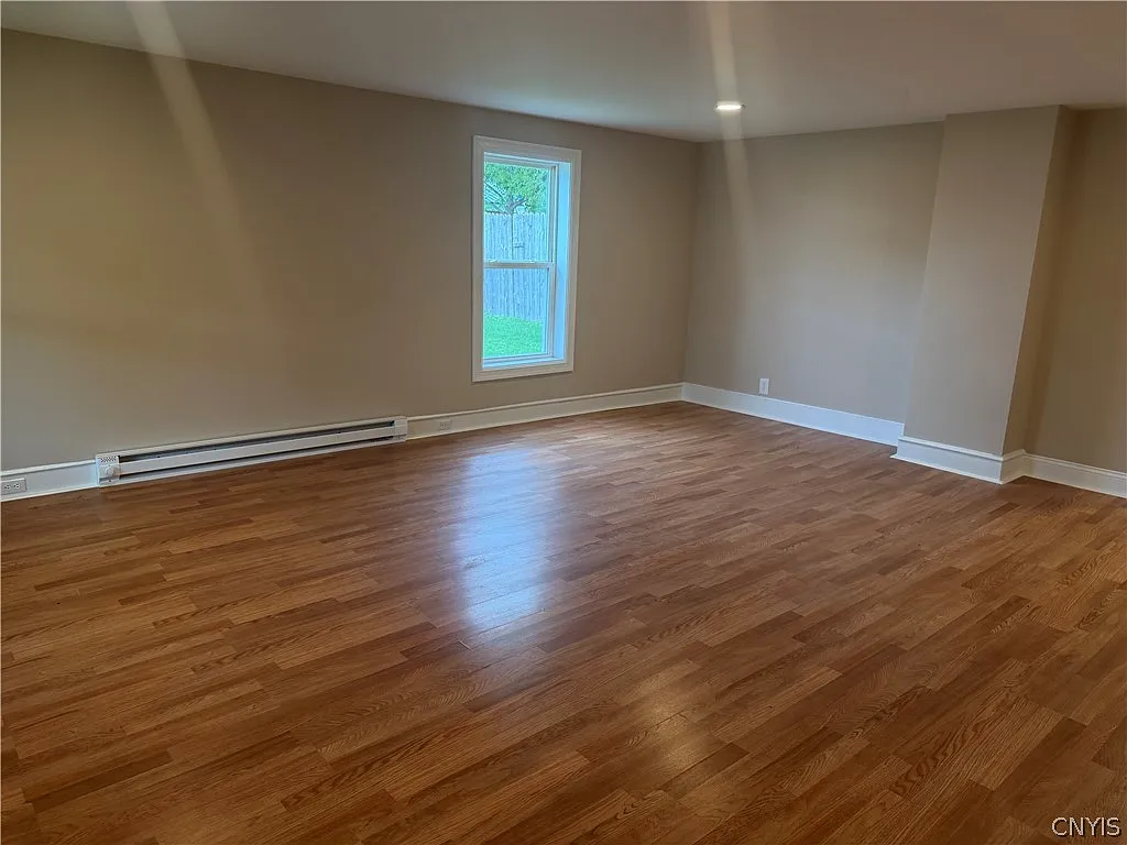 3 bed, 1.0 bath, 4916 sqft, $1,400 — Photo 4