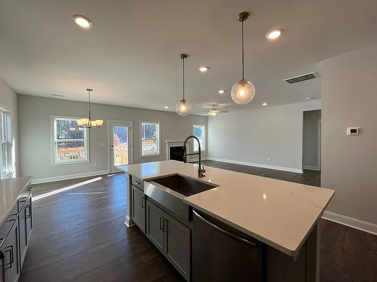816 Challenger Ln — Photo 4
