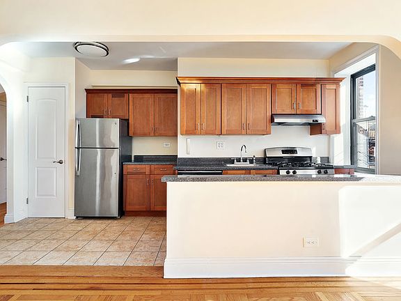 2nd image of 40 Clarkson Ave APT 6L