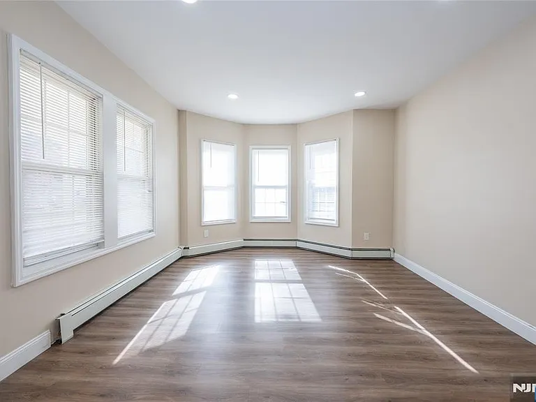 238 Van Ave — Photo 28