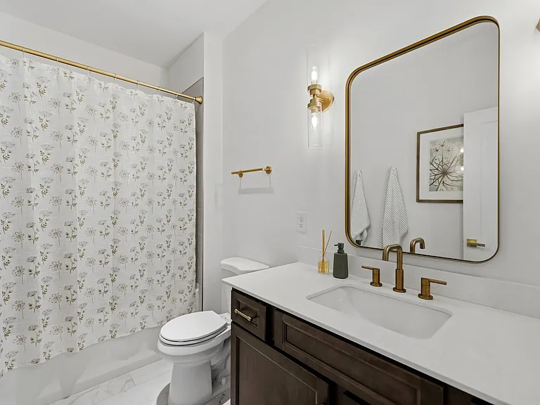 211B Queen Ave — Photo 14