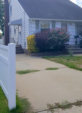 2nd image of 124 Cedar St