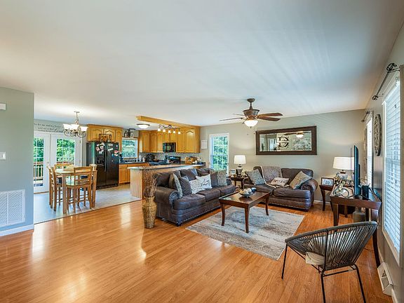 5th image of 122 Majestic Cir