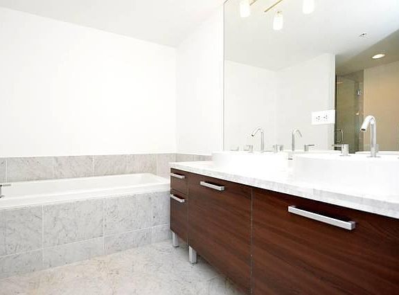 4th image of 253 NE 2nd St APT 4101