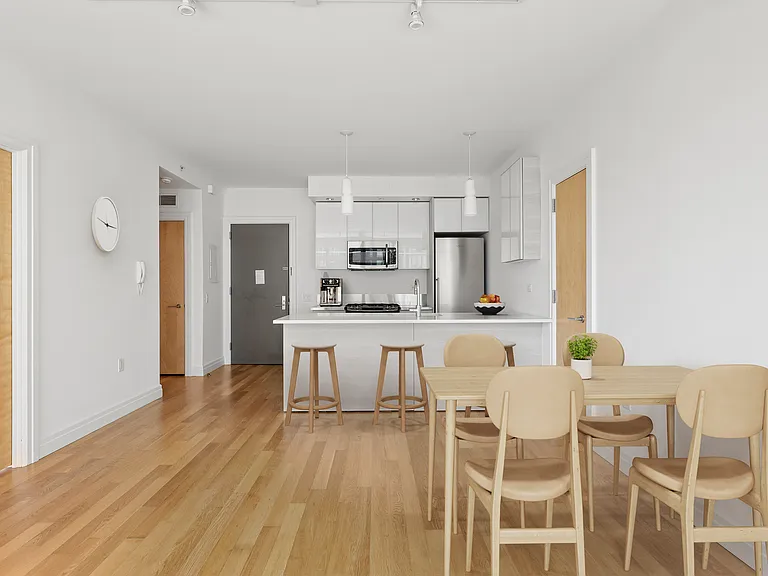 550 W 54th St — Photo 78