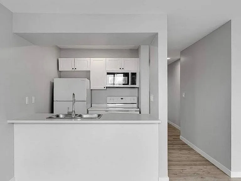 17 Eldon Hall Pl #301 — Photo 2