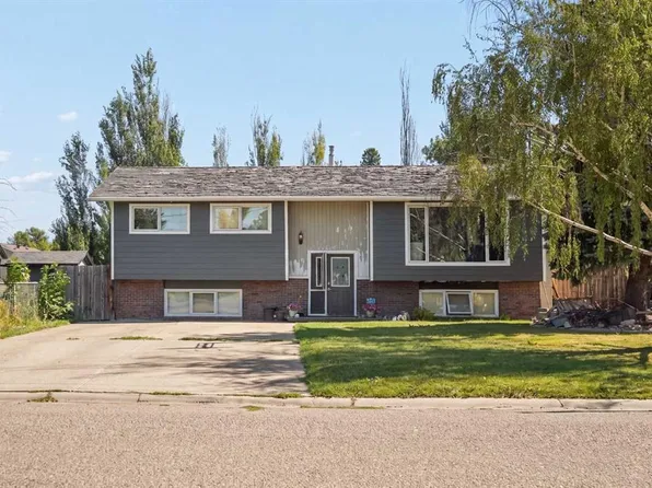 225 S 50th St W, Raymond, AB T0K 2S0