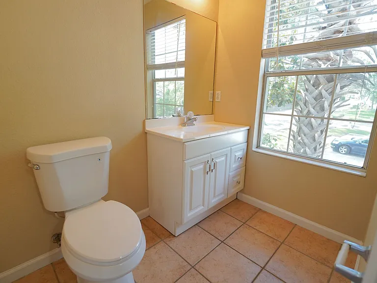 847 W Georgia St — Photo 18