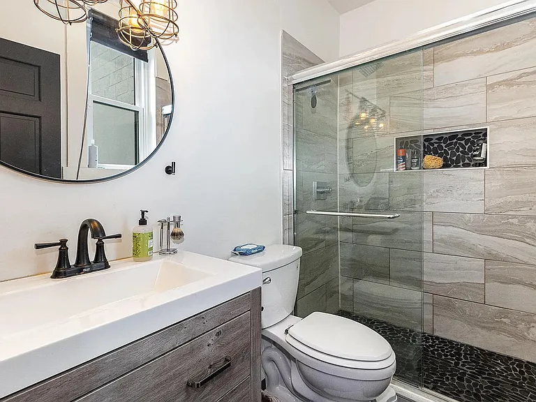 251 W 8th St #2 — Photo 2