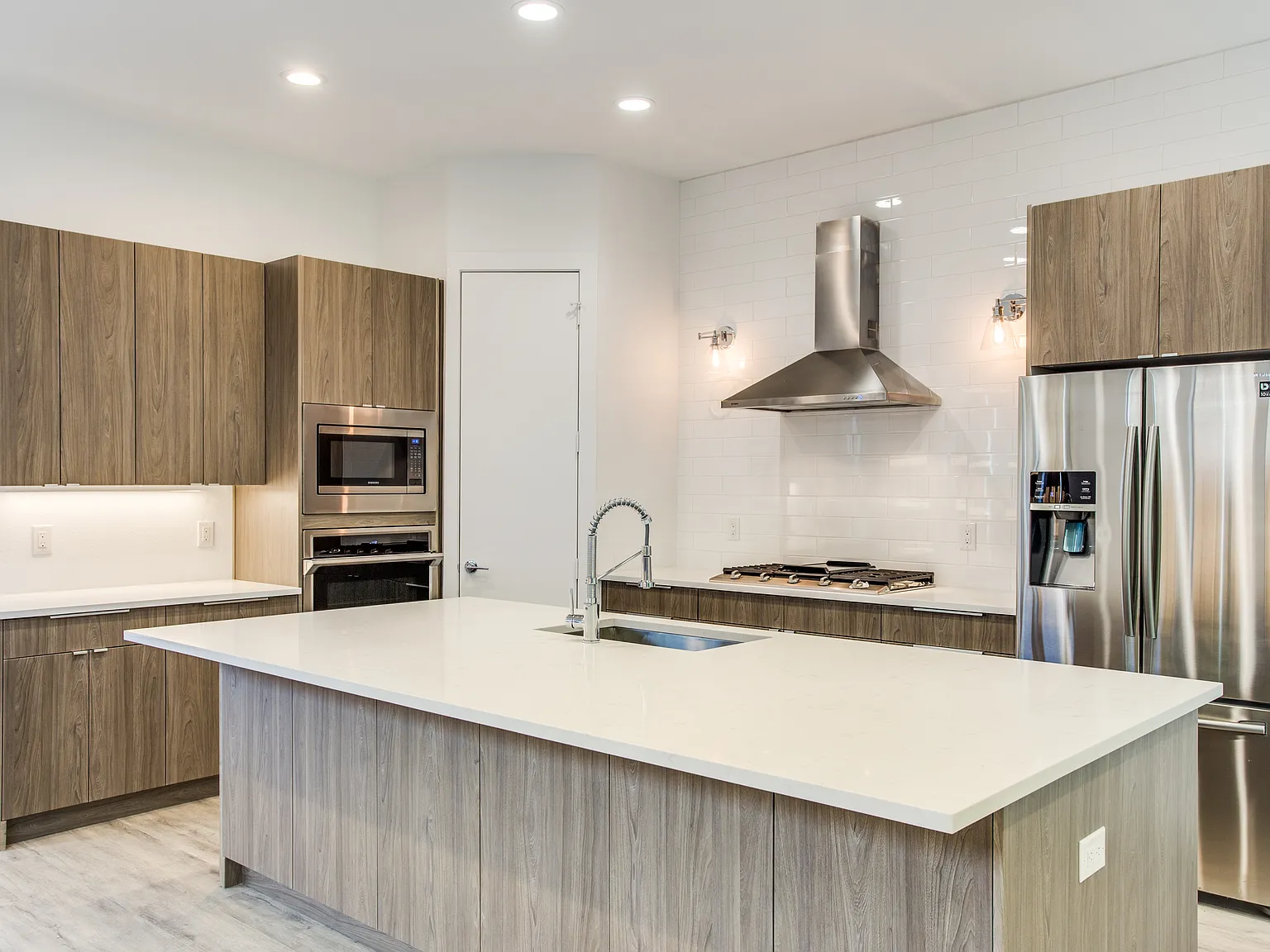 3 bed, 2.5 bath, 2320 sqft, $4,300 — Photo 1