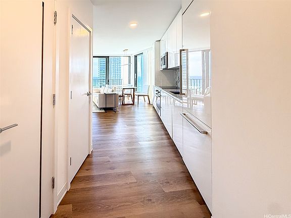 3rd image of 987 Queen St #2500