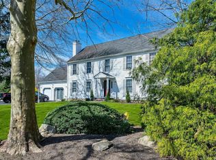 17 Ritas Ct, Riverhead, NY 11901