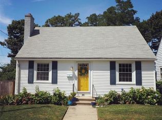 4 Greaton Dr, Providence, RI 02906
