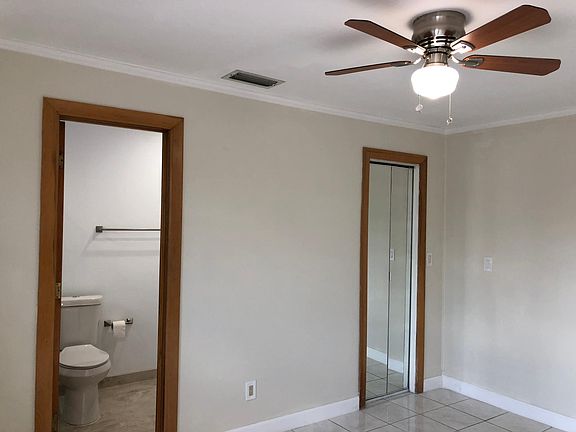 Private bathroom and walk-in closet. Bano privado con closet amplio.