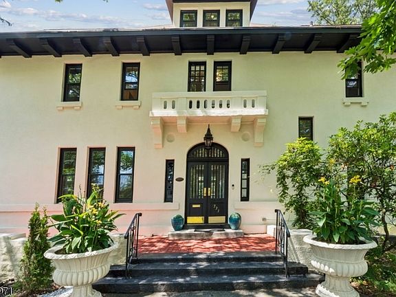 2nd image of 731 Berkeley Ave