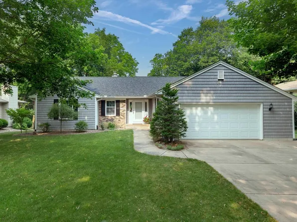 606 E 6th St, Coal Valley, IL 61240