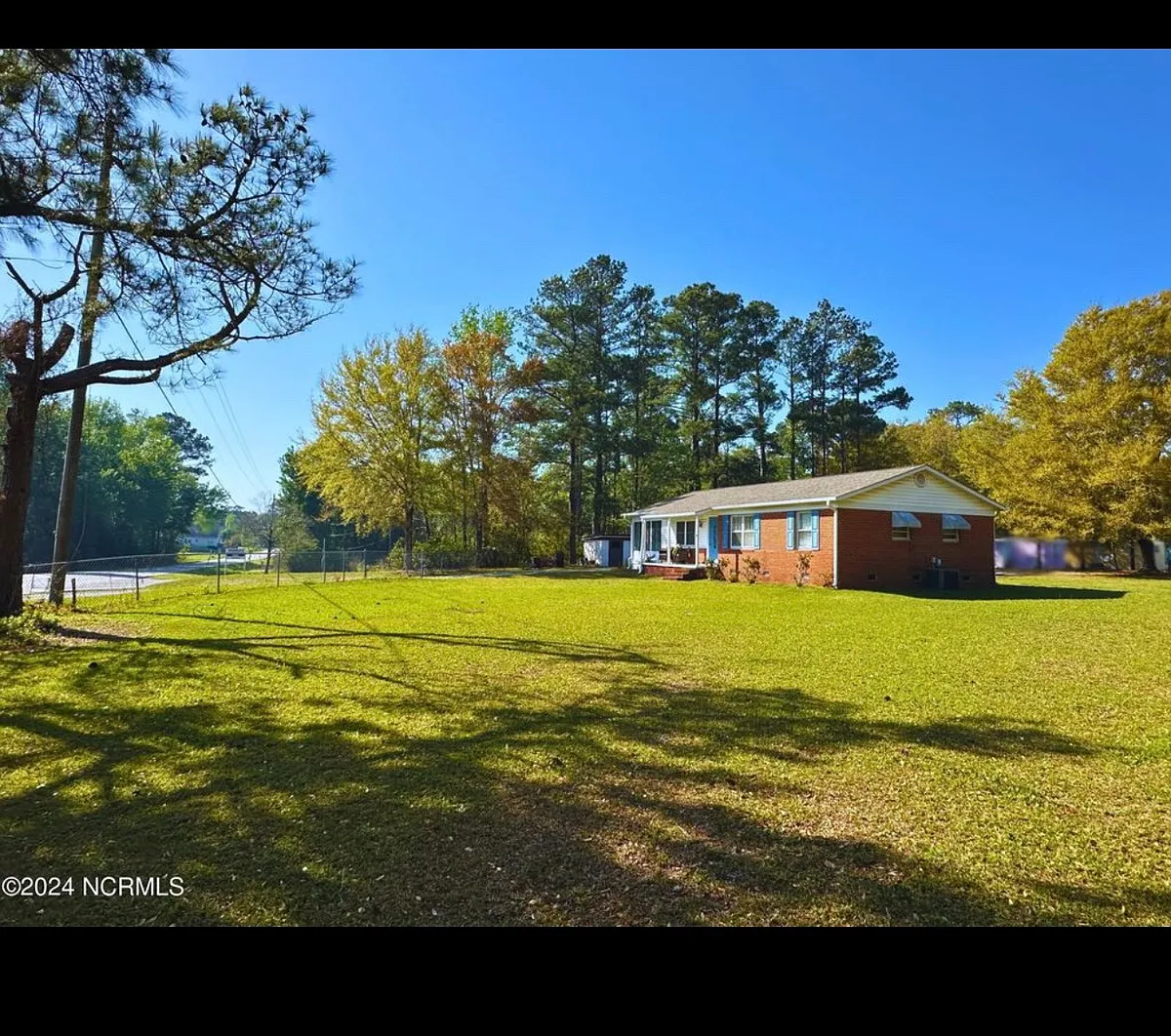 Photo 1 of 10 - 452 Nine Foot Rd - Newport, NC Primary Photo - 452 Nine Foot Rd