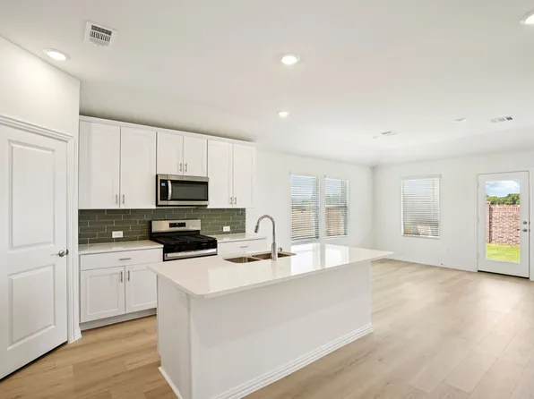 3313 Pat Mayse Dr, Farmersville, TX 75442