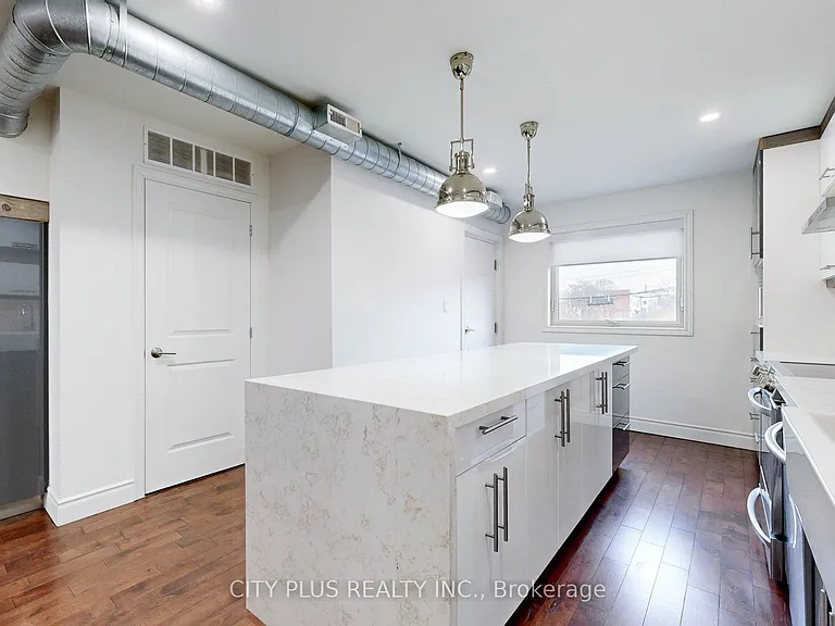 704 Bloor St W — Photo 16