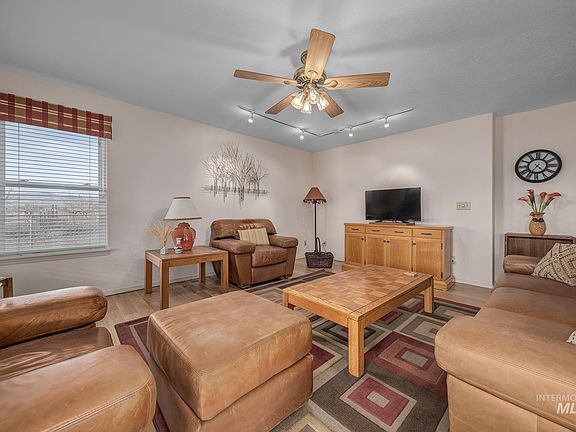 4th image of 946 Indianhead Rd