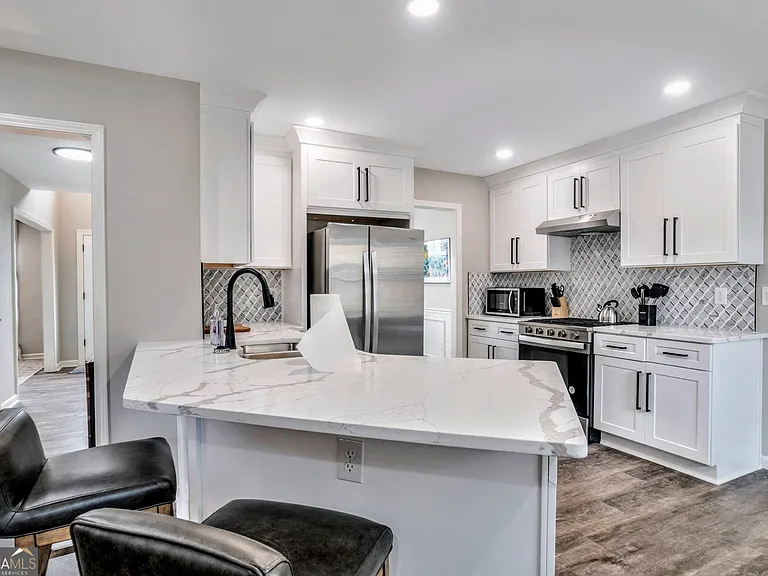 8008 Clearview Cir — Photo 11