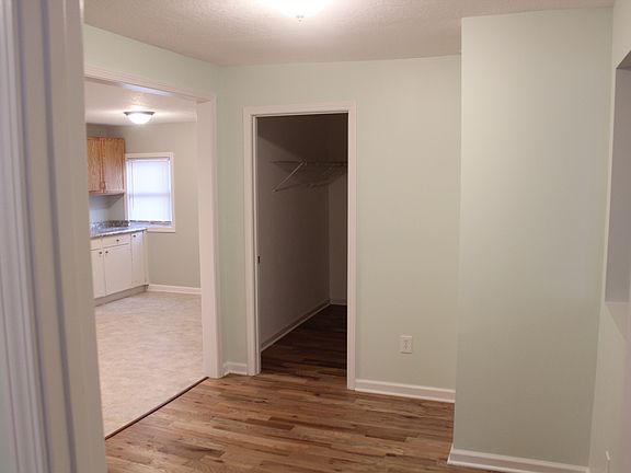 DR - Walk-in Closet/Kitchen