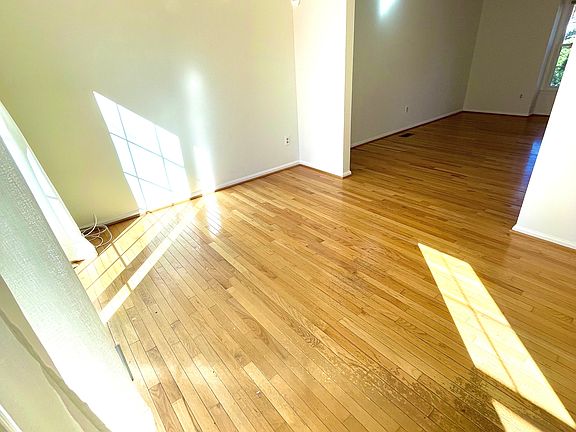 5th image of 2774 Knollside Ln