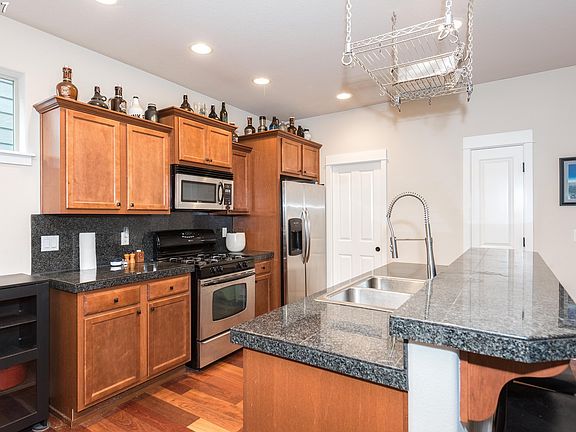 4th image of 174 NE Stonebriar Ln