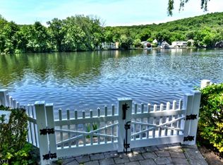 45 Lakeshore Dr, Oakland, NJ 07436